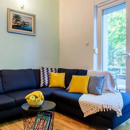 Central 2 Bedroom, Free Private Parking Split