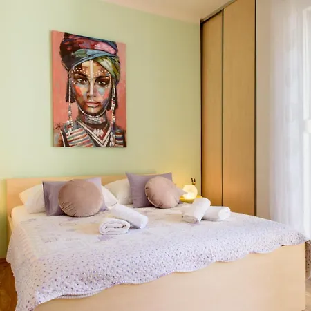 Central 2 Bedroom, Free Private Parking * Split