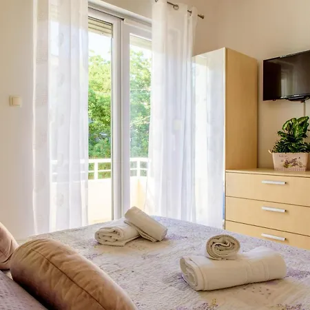 Central 2 Bedroom, Free Private Parking *