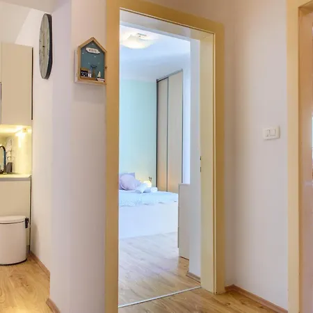 Central 2 Bedroom, Free Private Parking Apartment *