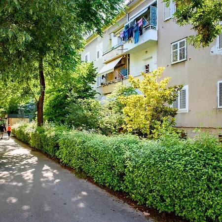 Central 2 Bedroom, Free Private Parking *