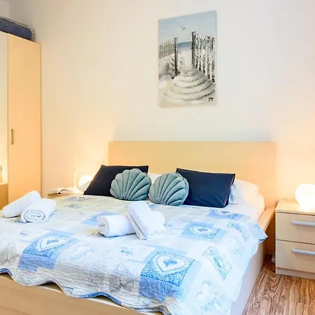 Central 2 Bedroom, Free Private Parking