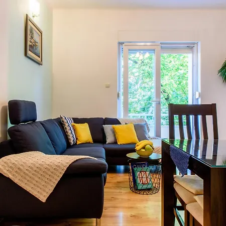 Central 2 Bedroom, Free Private Parking Apartment *