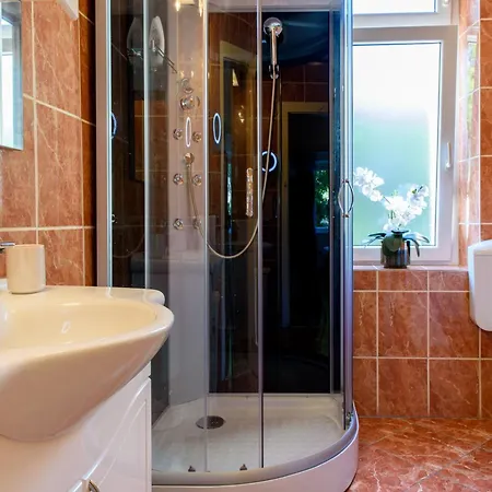 Central 2 Bedroom, Free Private Parking