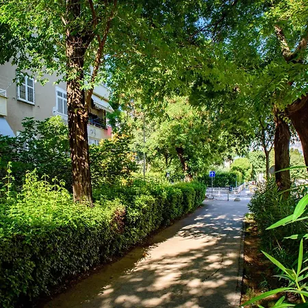 Central 2 Bedroom, Free Private Parking Apartment Split