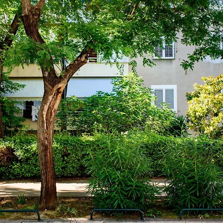 Central 2 Bedroom, Free Private Parking * Split